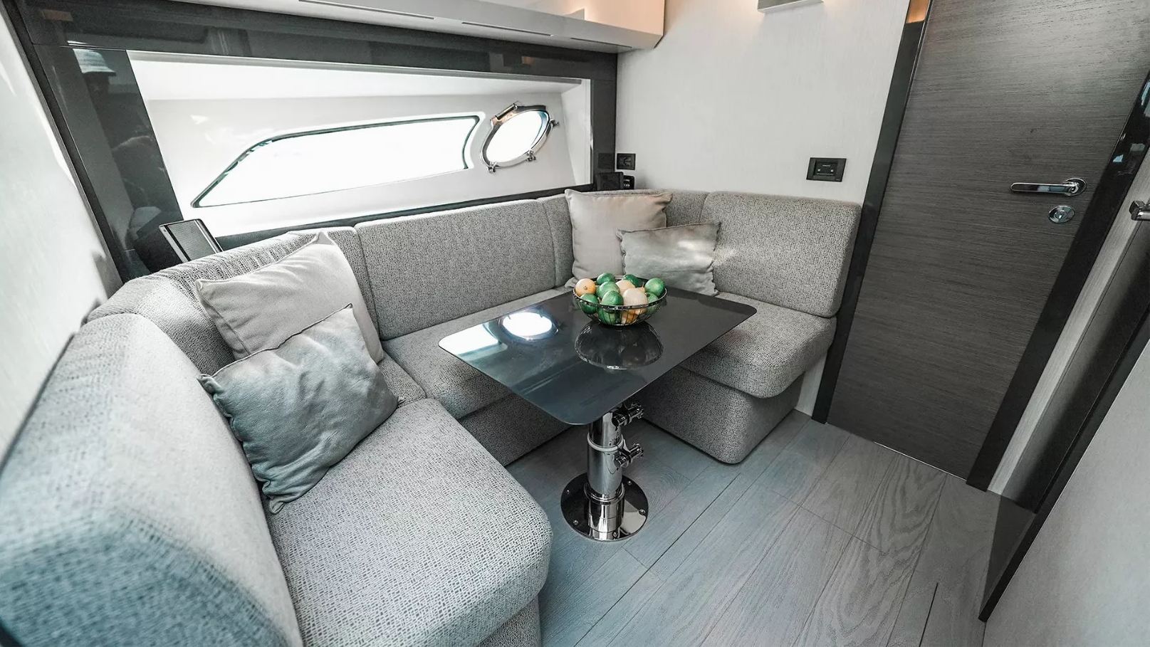 Pershing 5X Shark Grey yacht, image 5