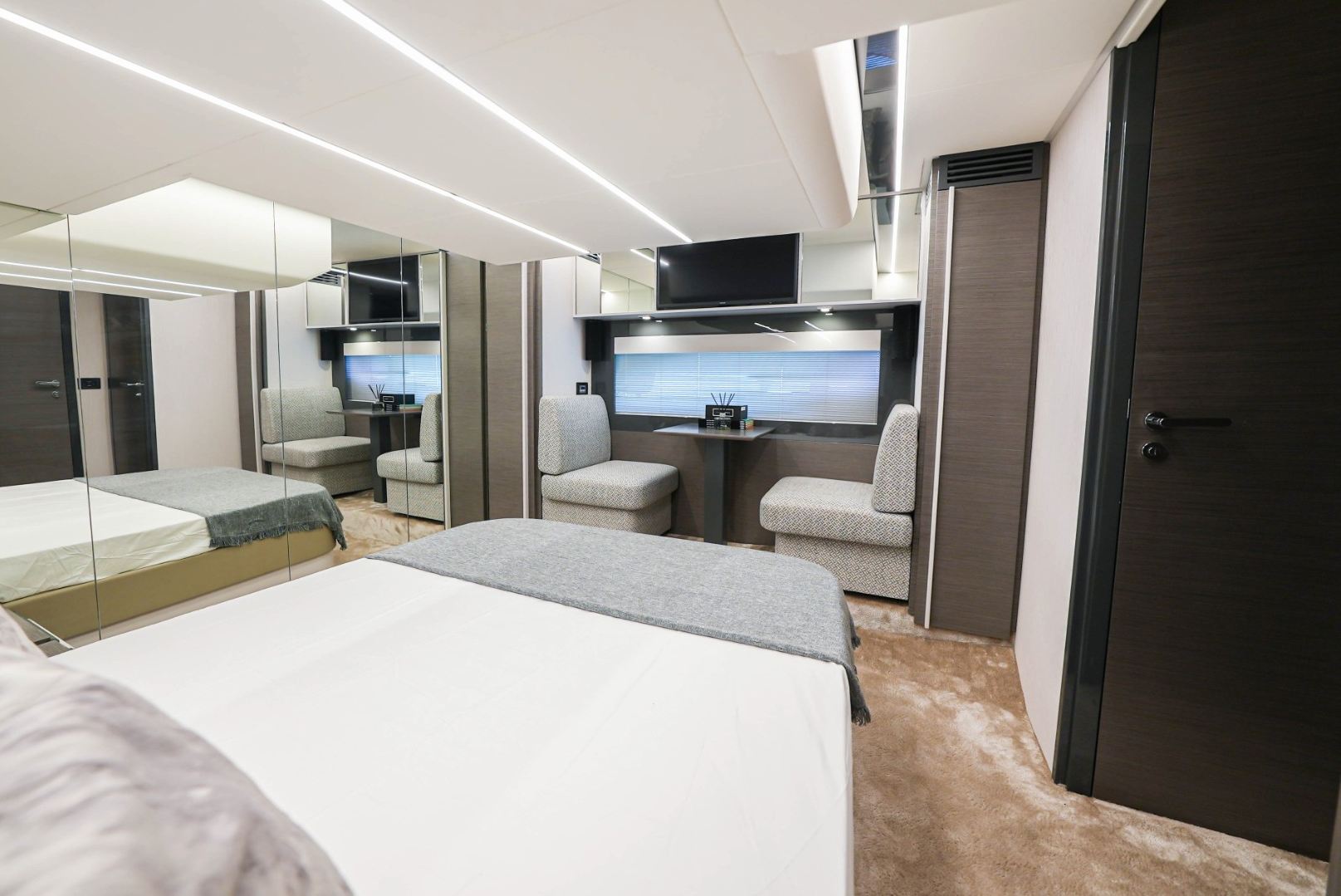 Pershing 5X Pearl White yacht, image 16