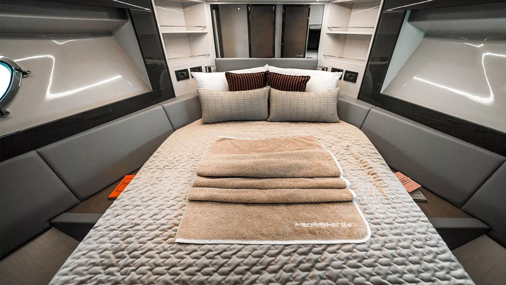 Pershing 5X Shark Grey yacht, image 8