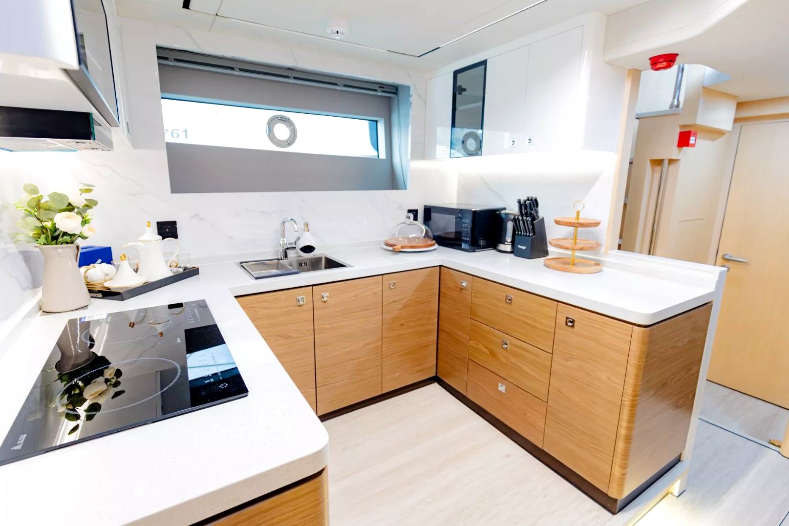 Sky Walker Reno yacht, image 12