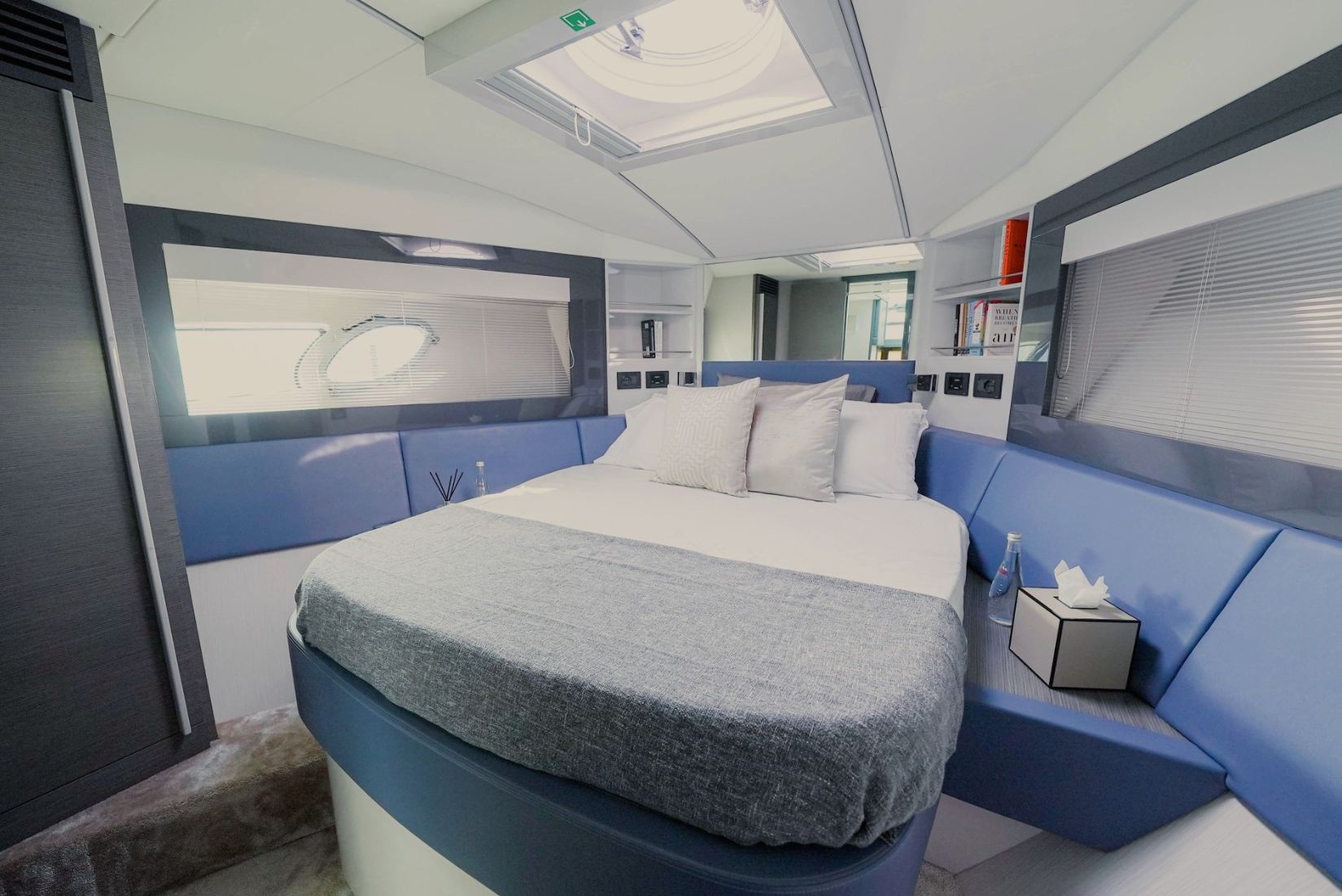 Pershing 5X Pearl White yacht, image 15