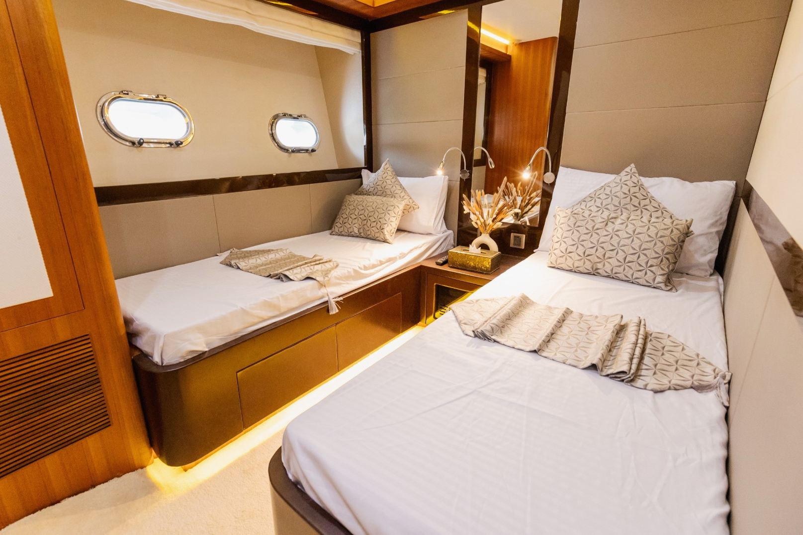 Sky Walker Caliente yacht, image 10
