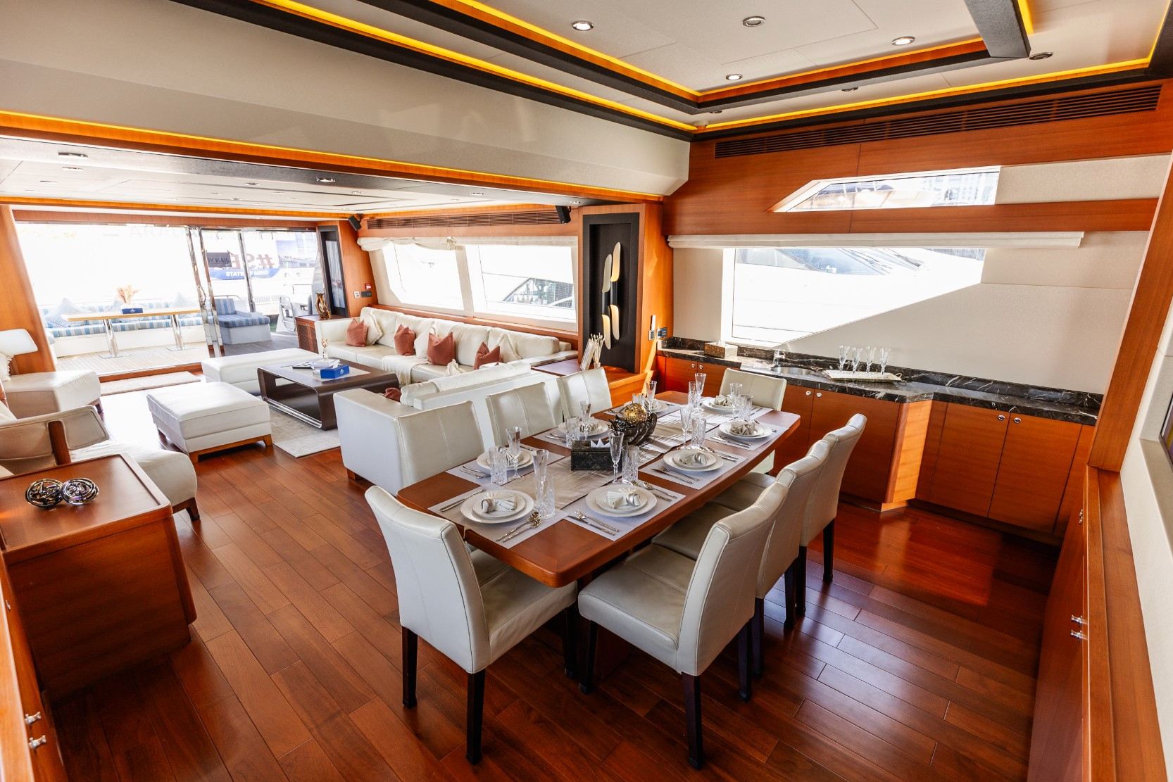 Sky Walker Caliente yacht, image 13