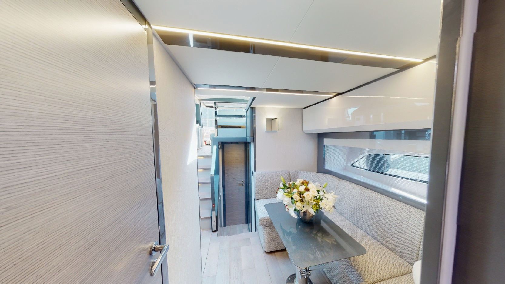 Pershing 5X Pearl White yacht, image 14