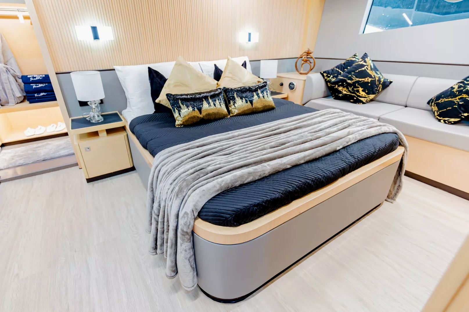 Sky Walker Reno yacht, image 7