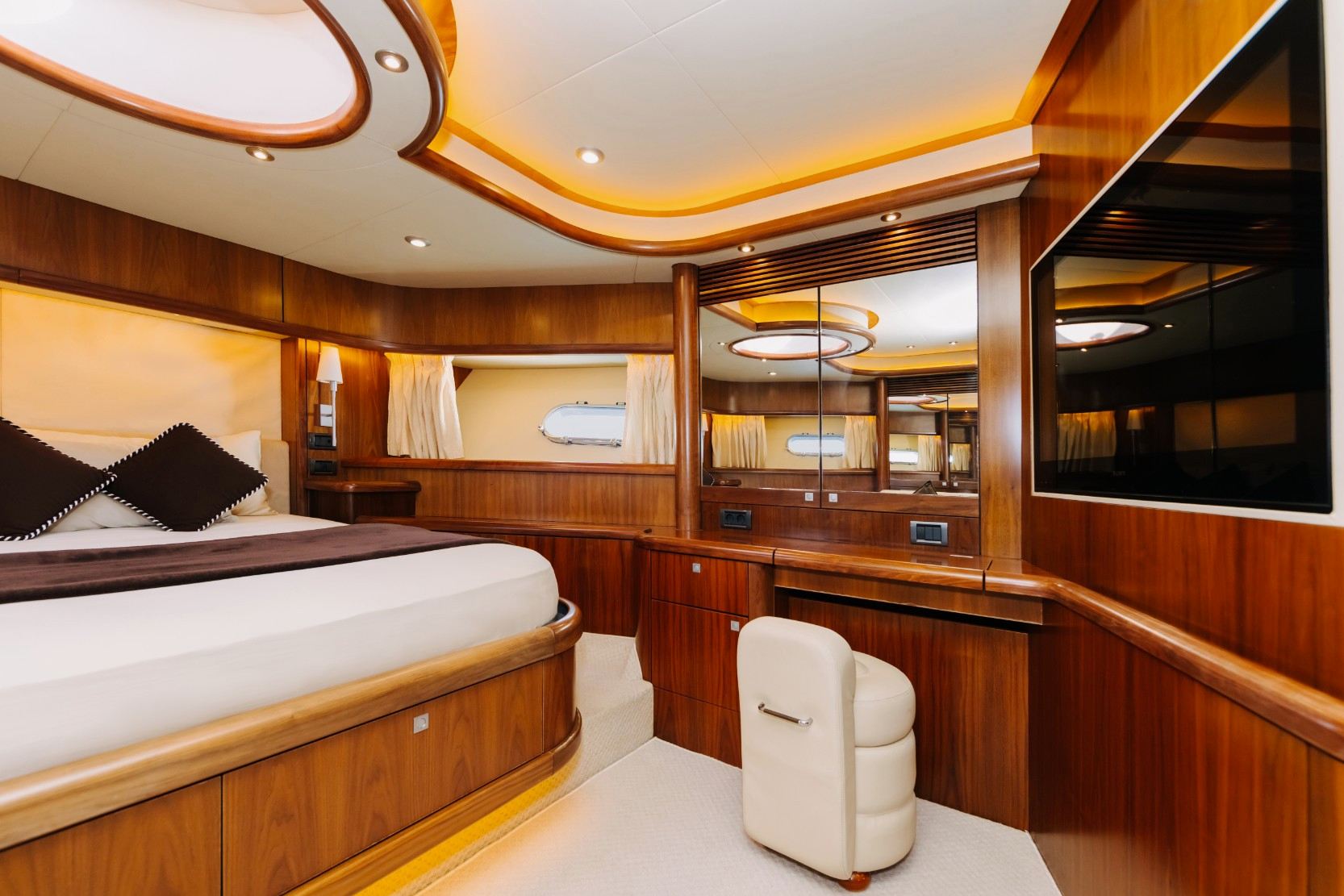 Sunseeker Why Not yacht, image 8