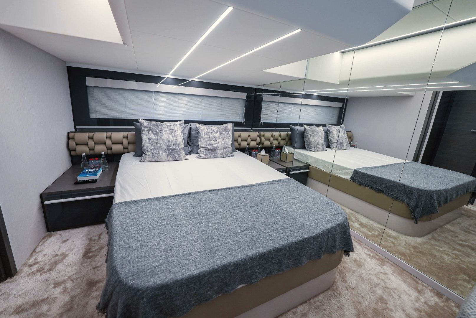 Pershing 5X Pearl White yacht, image 4