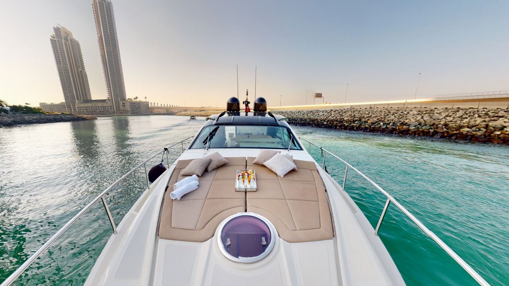 Pershing 5X Pearl White yacht, image 6