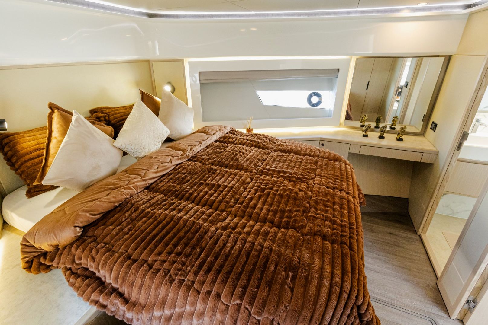 Sky Walker Fly X53 Sport yacht, image 10