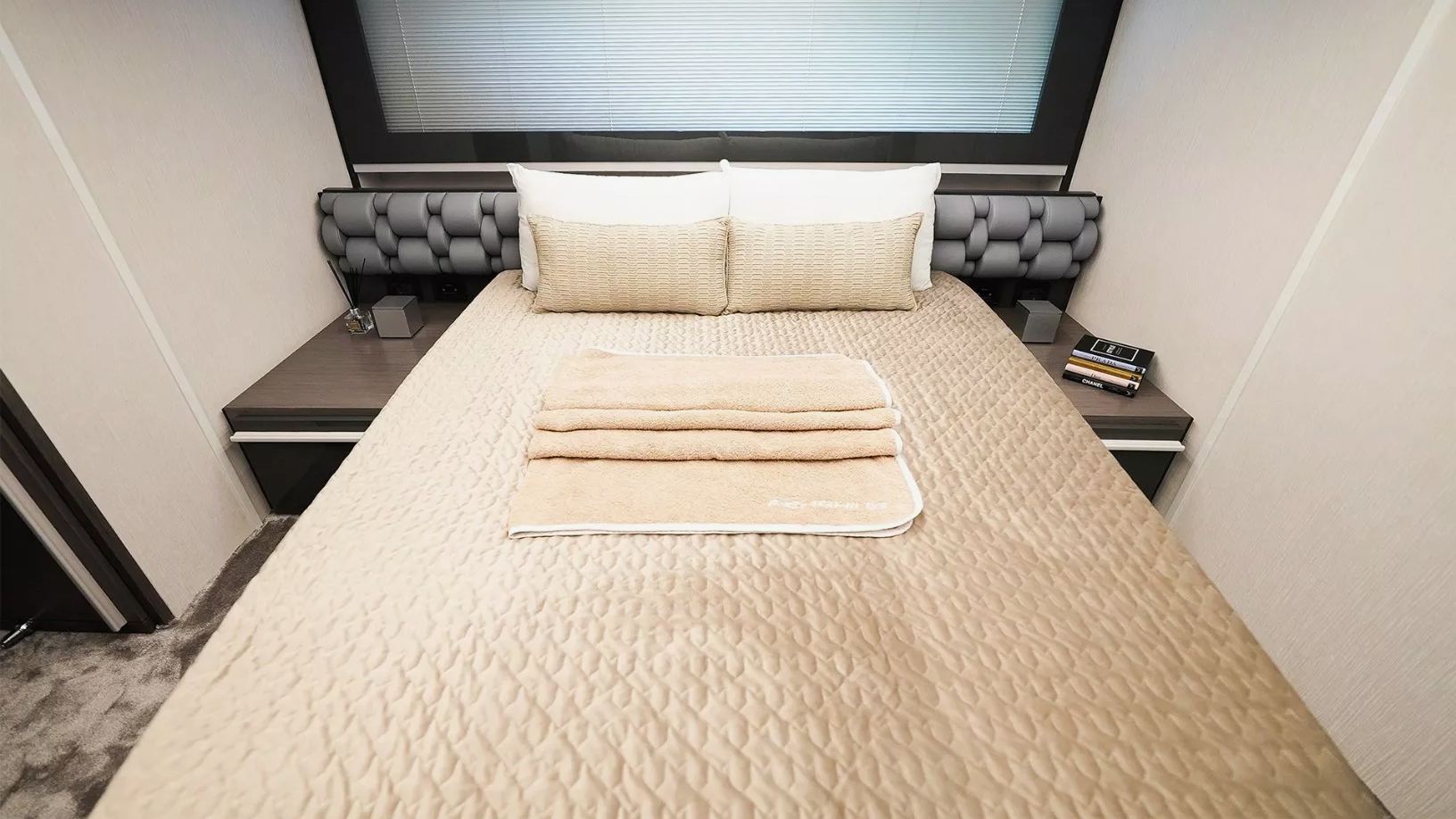 Pershing 5X Shark Grey yacht, image 3