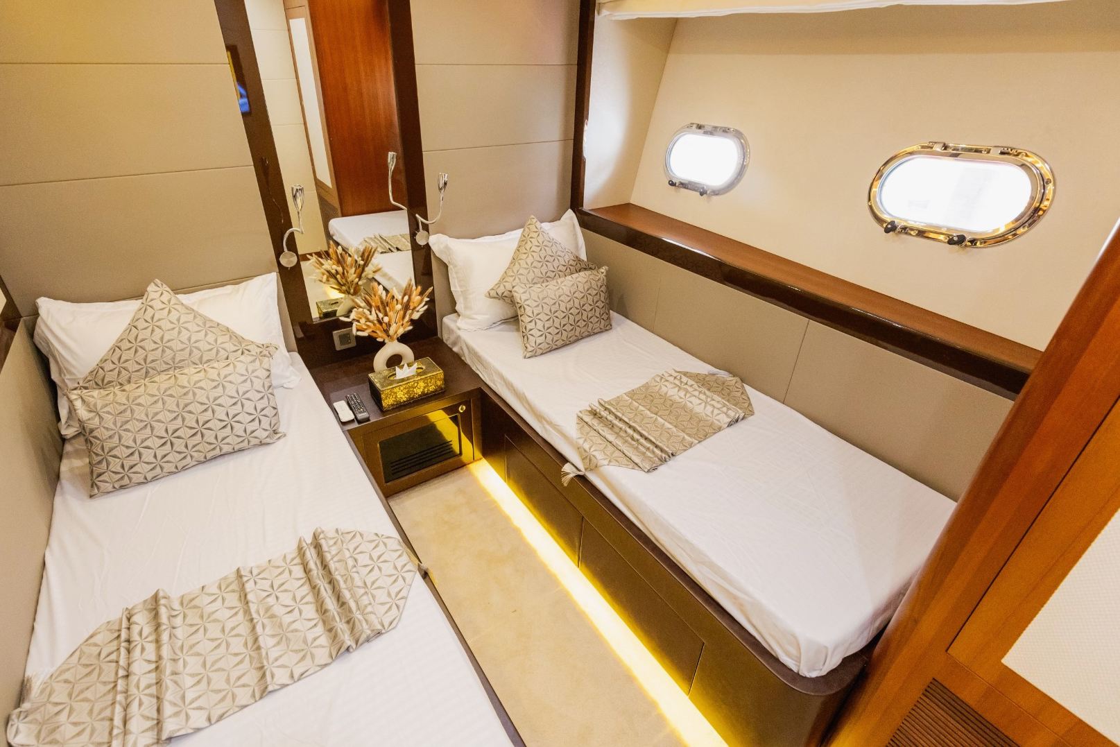 Sky Walker Caliente yacht, image 9